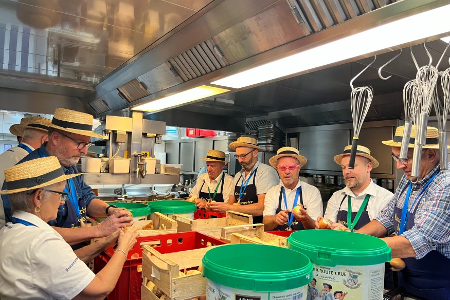 Dans les coulisses de Noël à Sélestat #2 : La préparation du velouté à l'oignon des Zewwelatreppler